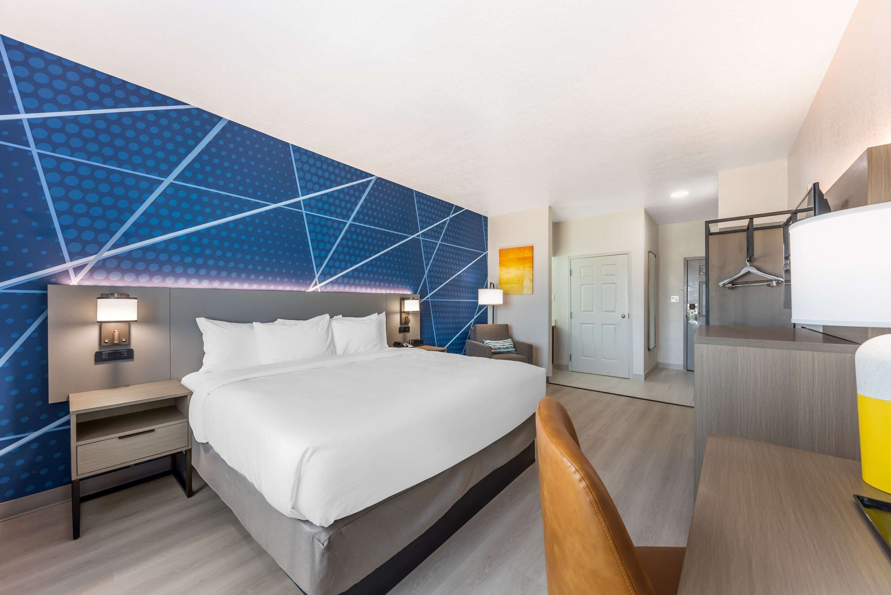 standard room, 1 king bed, non smoking | desk, laptop workspace, blackout curtains, iron/ironing board