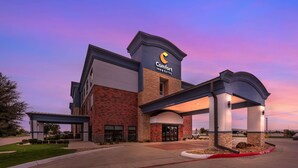 A Comfort Inn & Suites hotel with a modern design, featuring a prominent entrance and a covered parking area. - Comfort Inn & Suites Belton Temple South I-35 (Belton)