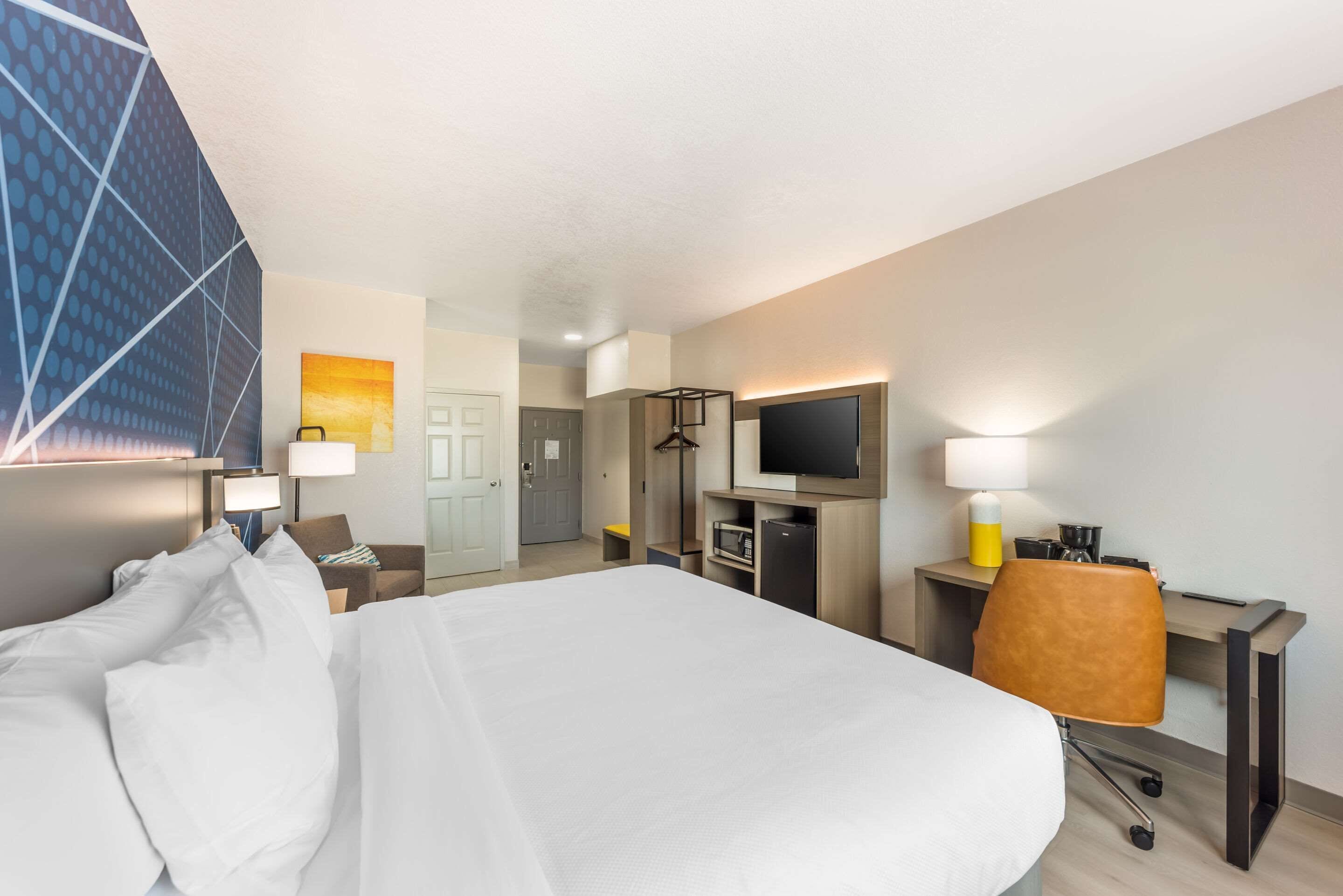 standard room, 1 king bed, non smoking | desk, laptop workspace, blackout curtains, iron/ironing board