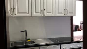 Frigobar y utensilios de cocina