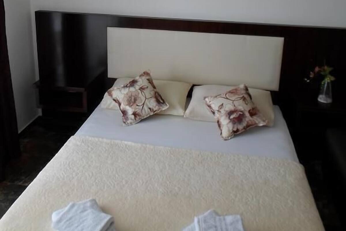 Double Room | Minibar, cribs (free), WiFi (free), bed sheets