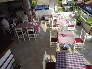 Breakfast area - Apartments and Rooms Four Roses (Ulcinj)