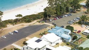 A coastal residential area with houses, a beach, and a road. - 204 on the Beach by Experience Jervis Bay (Huskisson)