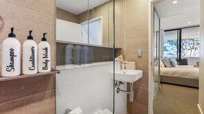 Badewanne, Haartrockner, Handtücher