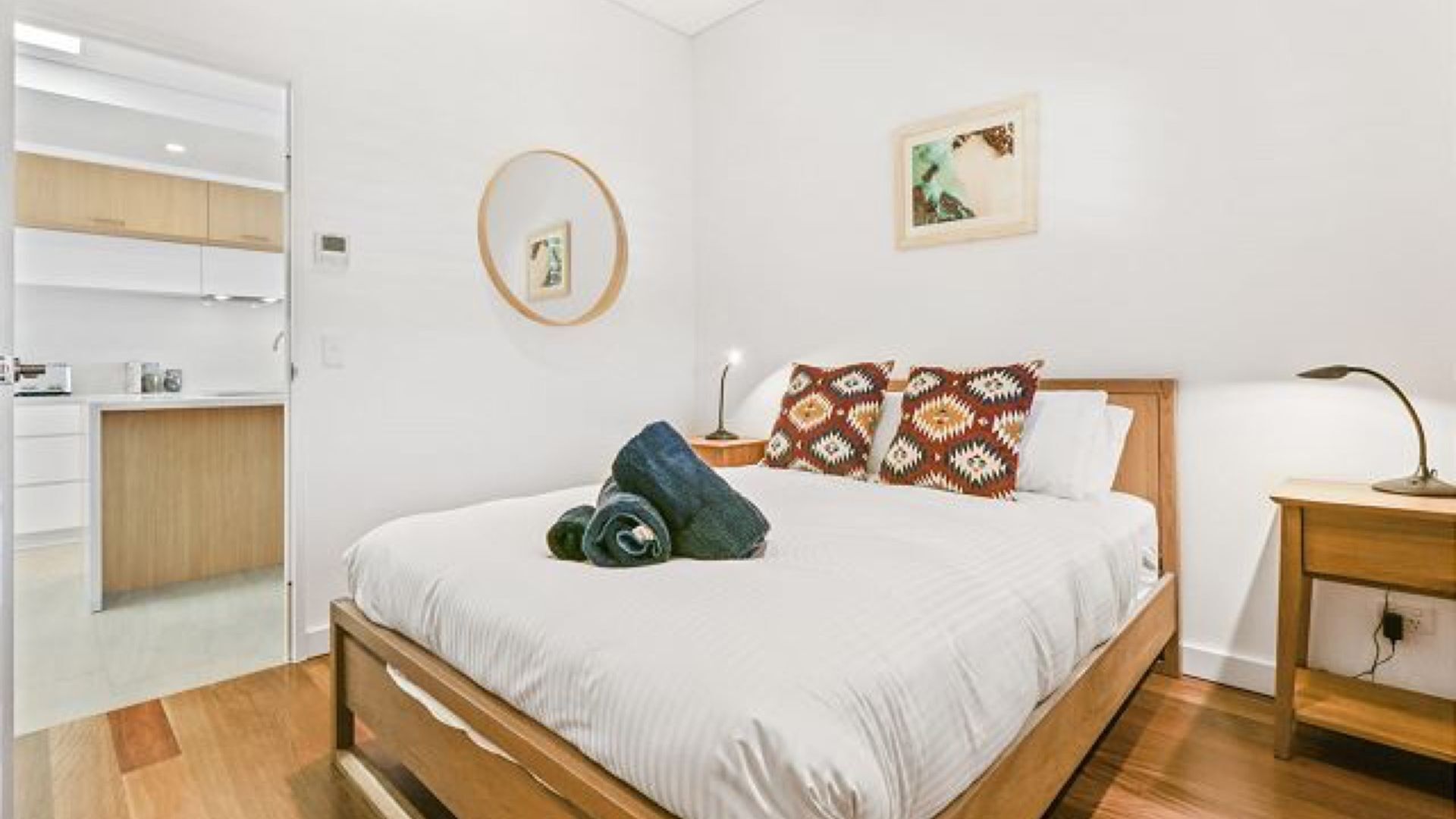 3 habitaciones, tabla de planchar con plancha y cuna de viaje 