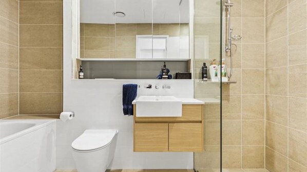 Bathtub, hair dryer, towels