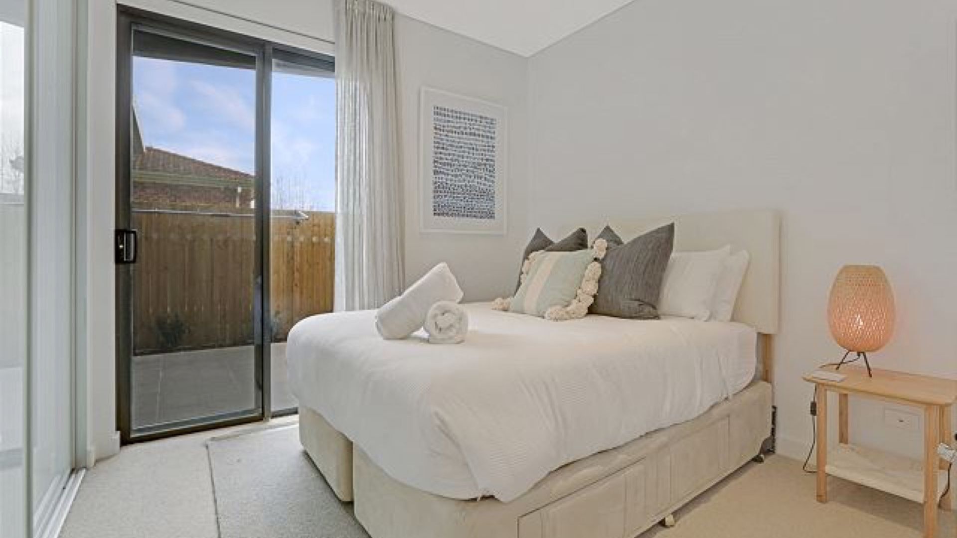 3 habitaciones, tabla de planchar con plancha y cuna de viaje 