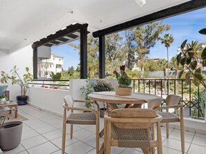 Outdoor dining - Apartment in Medina Garden for 5 people | 611 (Puerto Banús - Marbella)