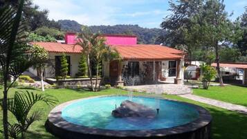 Vista frontal de la propiedad