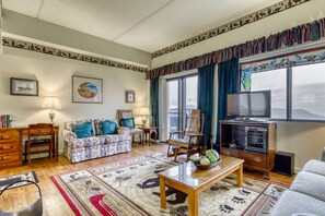 TV, caminetto, lettore DVD, libri