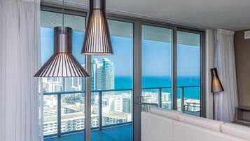 Apartamento luxo, 2 quartos, vista para o canal | Roupas de cama premium, cofres nos quartos, individualmente decorados