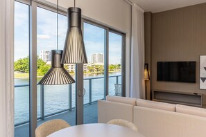 0-inch Smart TV with cable channels, TV, pay movies - Hollywood Beach HHouse Rentals (Hollywood)