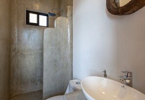 Een bad/douchecombinatie, een regendouche, gratis toiletartikelen