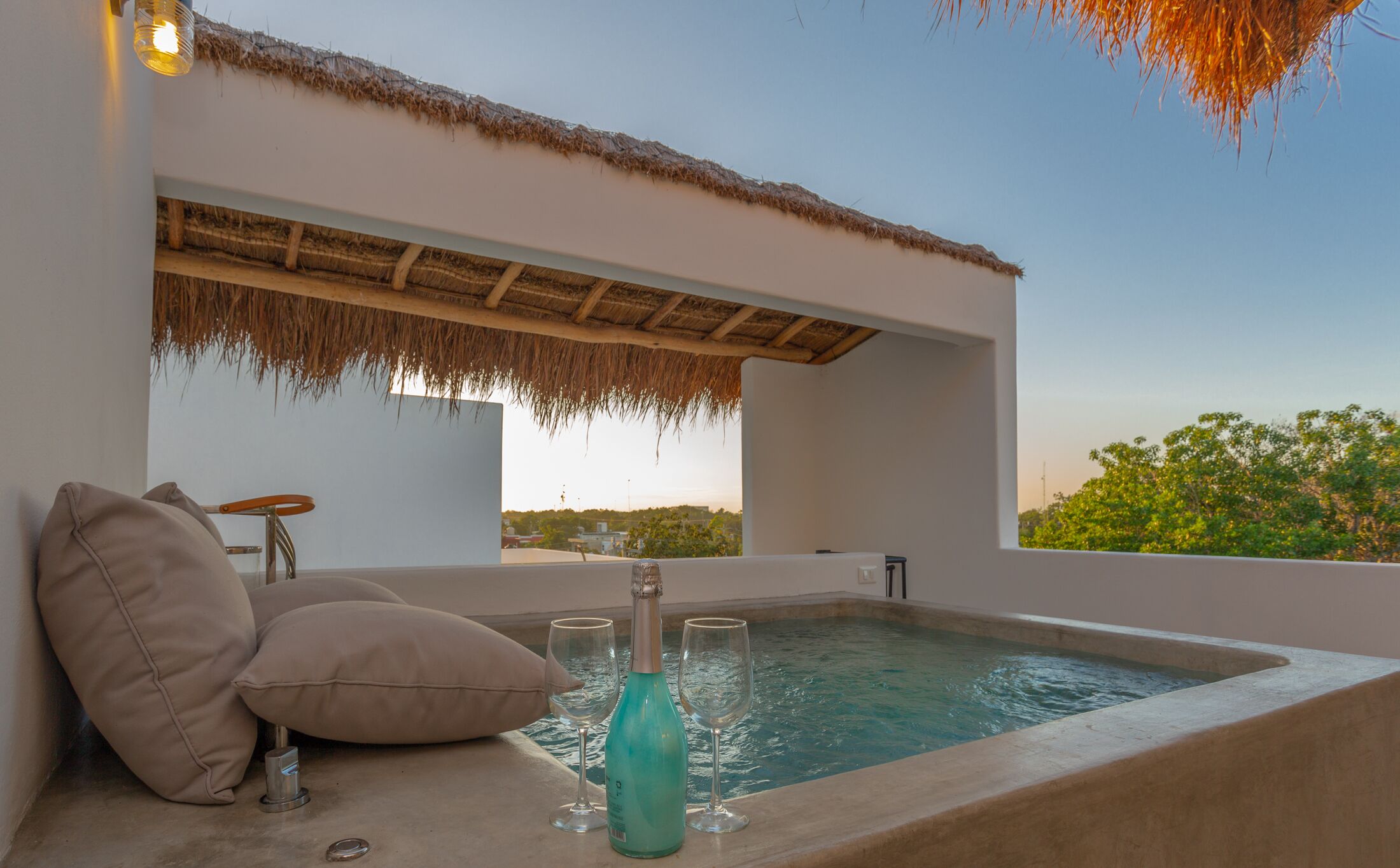 Una piscina al aire libre