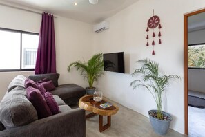 Loft Design (Private Rooftop Pool) | Coin séjour | TV connectée