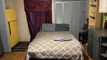 Basic-Zimmer | Individuell eingerichtet, Schreibtisch, laptopgeeigneter Arbeitsplatz