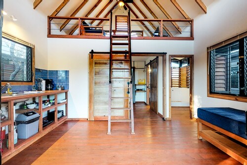 Romantic cabana with veranda, hammock, partial AC & WiFi - walk to the beach