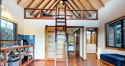 Romantic cabana with veranda, hammock, partial AC & WiFi - walk to the beach