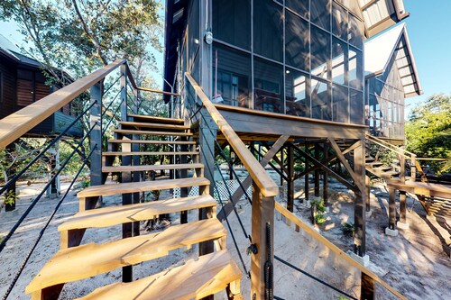 Cabane romantique, promenade jusqu'à la plage, véranda privée avec moustiquaire et hamac
