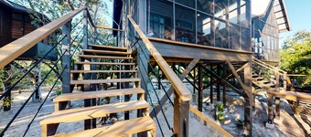 Romantic cabana with veranda, hammock, partial AC & WiFi - walk to the beach