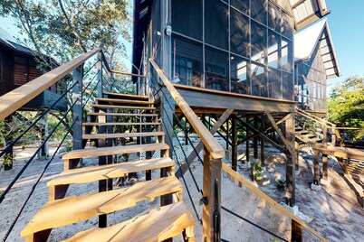 Romantic cabana with veranda, hammock, partial AC & WiFi - walk to the beach