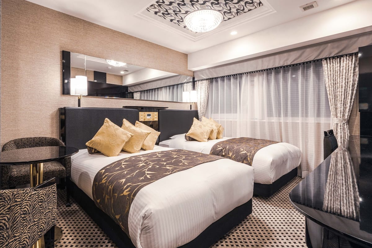 Deluxe-Zweibettzimmer, barrierefrei, Nichtraucher | Daunenbettdecken, Schreibtisch, Verdunkelungsvorhänge, kostenloses WLAN