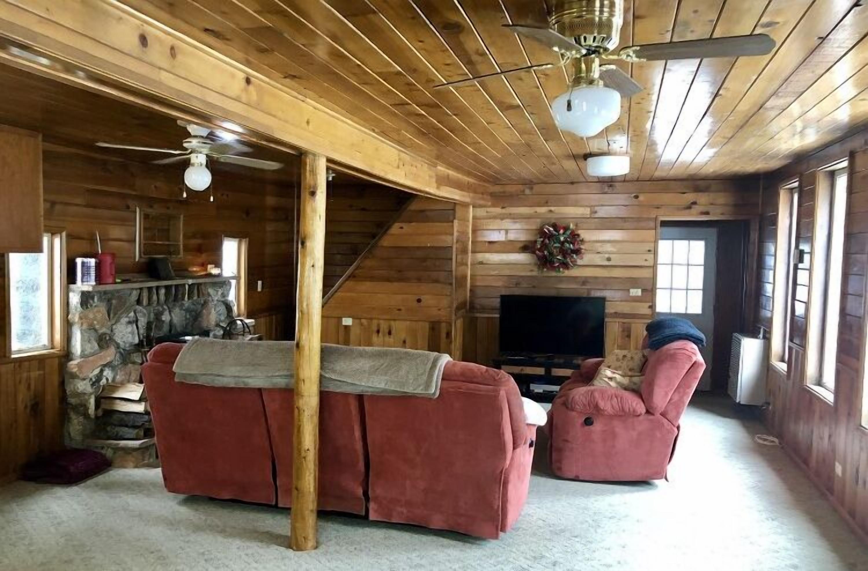 Flatscreentelevisie en een dvd-speler