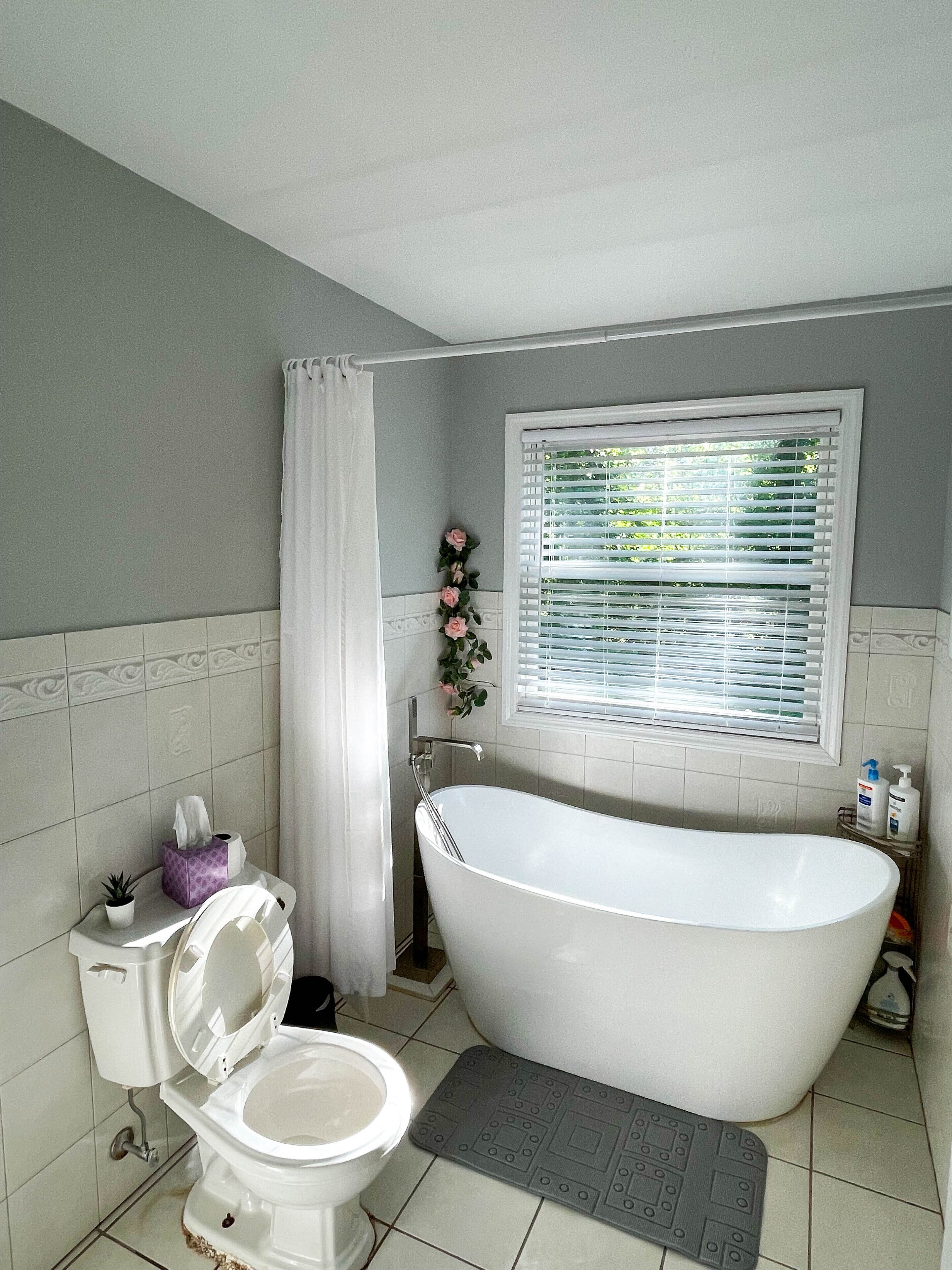 Ensemble douche/baignoire, sèche-cheveux, serviettes fournies, savon