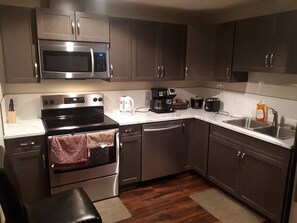 雪櫃、微波爐、焗爐、爐具