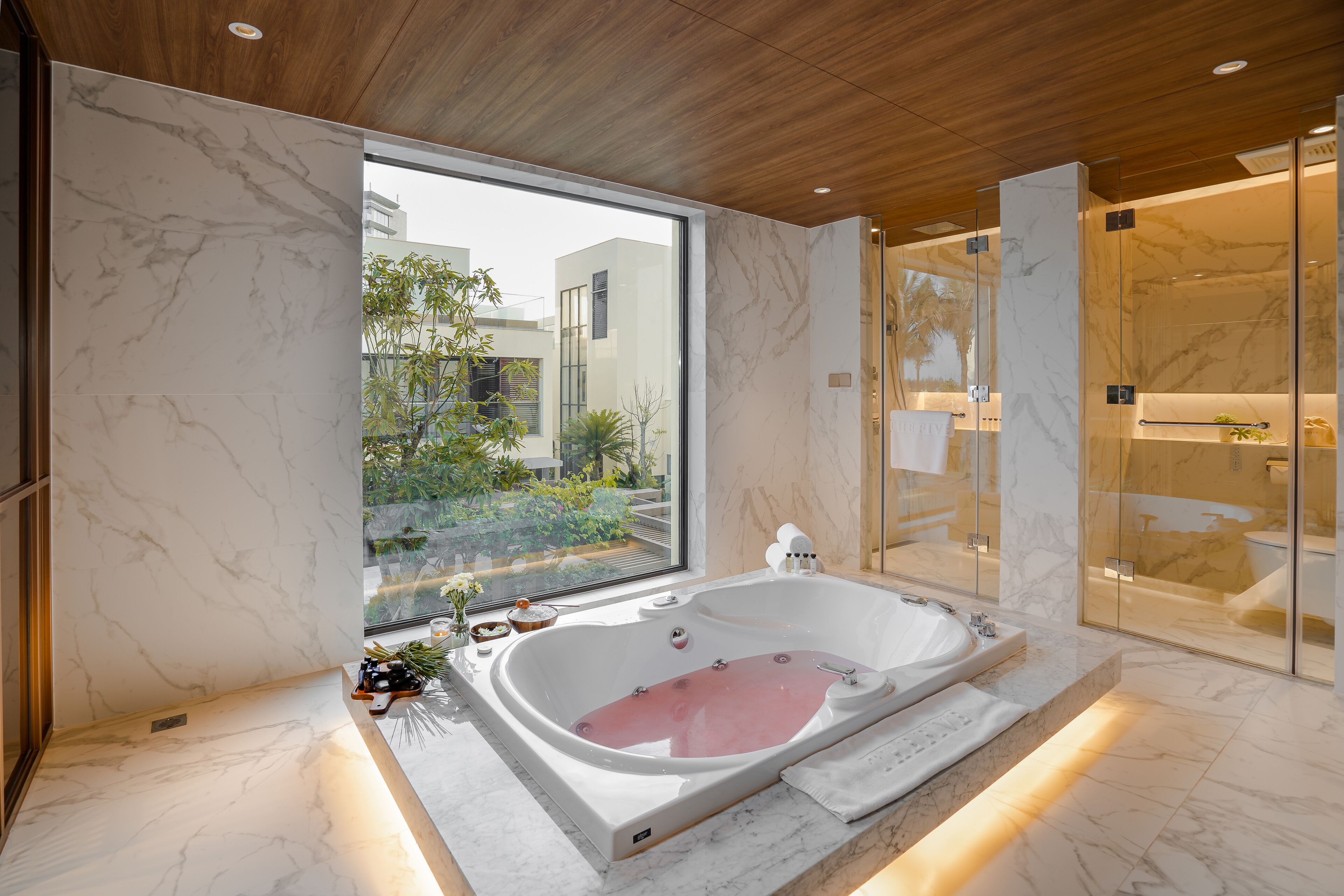 Badewanne und Dusche (separat), kostenlose Toilettenartikel