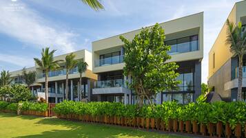 Premium bedding, down comforters, pillowtop beds, in-room safe