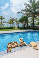 Villa de lujo, 6 habitaciones, piscina privada, frente a la playa | Exterior