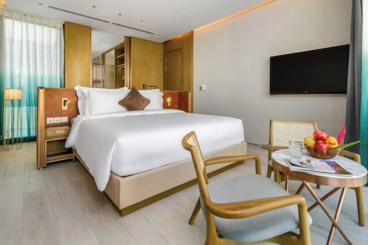 Premium bedding, down comforters, pillowtop beds, in-room safe