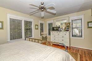 3 bedrooms, iron/ironing board, WiFi, bed sheets - Check out this amazing family home near a peaceful creek and historic lighthouse! (Bald Head Island)