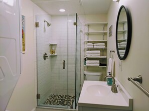 Ensemble baignoire-douche, séchoir à cheveux, serviettes fournies, savon