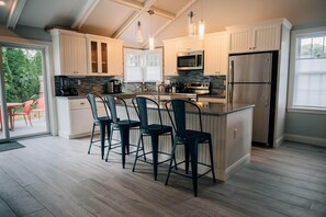 Fridge, microwave, oven, stovetop - Close to Edgartown Village Center! (Edgartown)