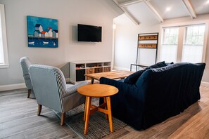 TV - Close to Edgartown Village Center! (Edgartown)