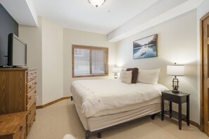 3 室のベッドルーム、デスク、アイロン / アイロン台、旅行用ベビーベッド