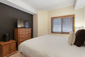 3 bedrooms, desk, iron/ironing board, travel cot