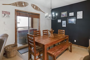 Dining - Ski in/Ski out Hot tub In the village 11 ppl (Big White)