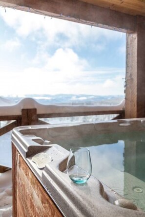 Ein Thermalbad mit einer Holzbank und einem Glas Wasser.
