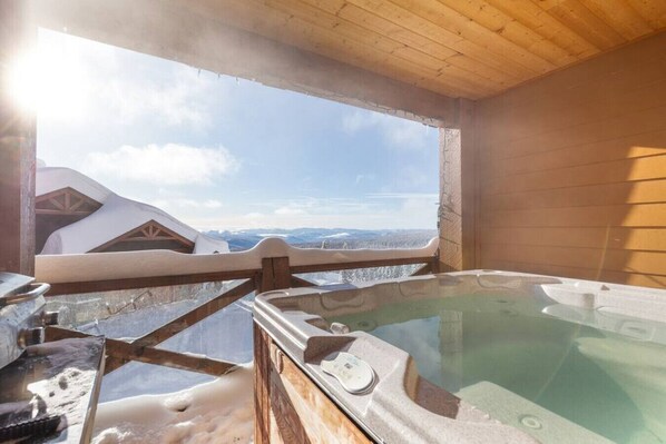 Indoor spa tub
