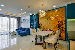 City Apartment, 2 Bedrooms | In-room dining