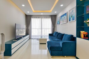 ซิตี้อพาร์ทเมนท์, 2 ห้องนอน | บริเวณนั่งเล่น | ทีวีจอแบน