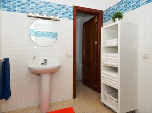 Dusche, Haartrockner, Handtücher