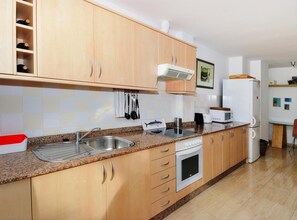 Kühlschrank, Mikrowelle, Ofen, Wasserkocher mit Kaffee-/Teezubehör