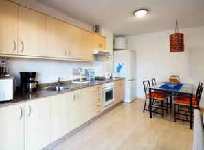 Een koelkast, een microgolfoven, een oven