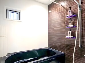 标准独立别墅, 3 间卧室, 无烟房, 厨房 | 浴室 | 独立的浴缸和淋浴、免费洗浴用品、吹风机、拖鞋