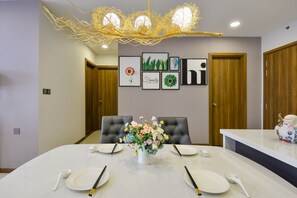 City-Apartment, 2 Schlafzimmer | Essbereich im Zimmer