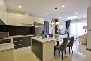 City-Apartment, 2 Schlafzimmer | Gemeinschaftsküche | Kühlschrank, Mikrowelle, Kochgeschirr/Geschirr/Besteck